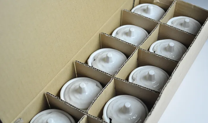 専用の厚紙仕切りで1点ずつ厳重に保護・梱包された白い和食器