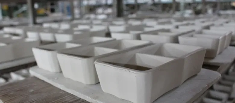 整然と並べられたたくさんの白い和食器の素焼き